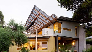 Instead of demolishing a brick home to build again from scratch, Troppo Architects used a lightweight steel solution to reinvent it, capturing spectacular views in the process.